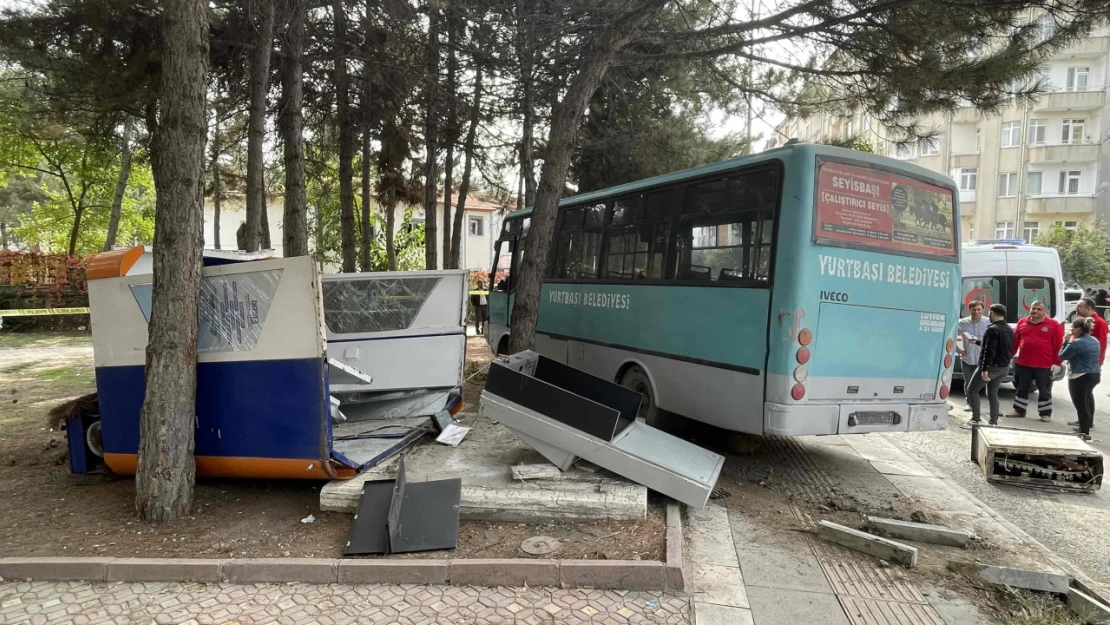 Elazığ'da Freni Patlayan Midibüs 2 Araca Çarptı, 16 Kişi Yaralandı