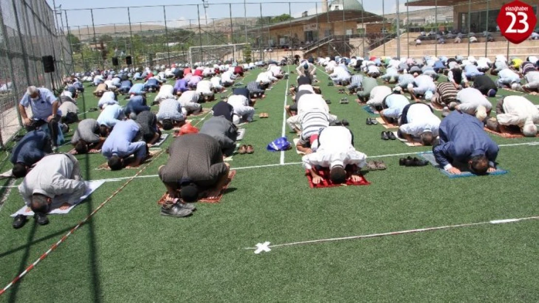 Elazığ'da futbol sahasında sosyal mesafeli cuma namazı