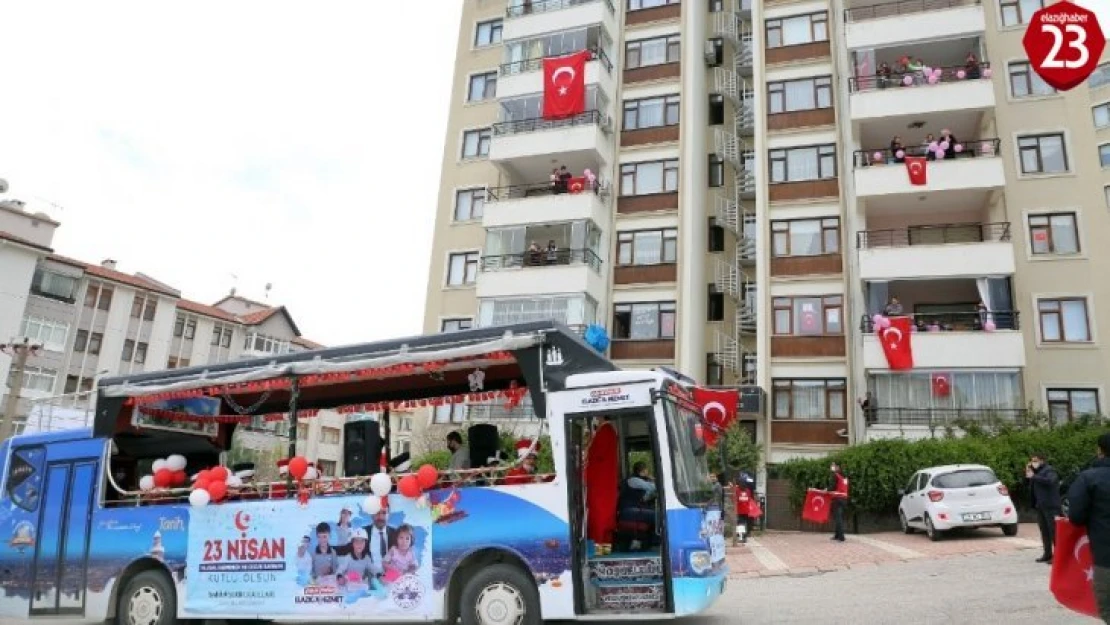 Elazığ'da Gakkobüslü, mehteranlı 23 Nisan coşkusu