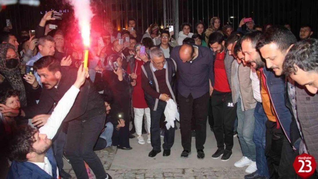 Elazığ'da geleneksel '23. sahur halayı' renkli görüntülere sahne oldu