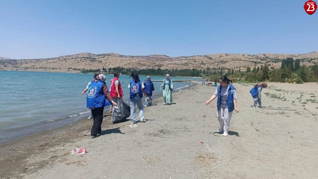 Elazığ'da gençler Hazar gölünde çevre temizliği yaptı