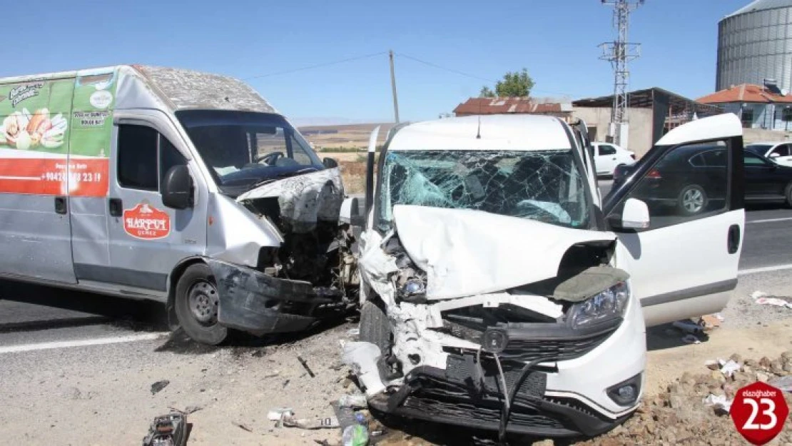 Elazığ'da hafif ticari araç ile minibüs kafa kafaya çarpıştı: 4 yaralı