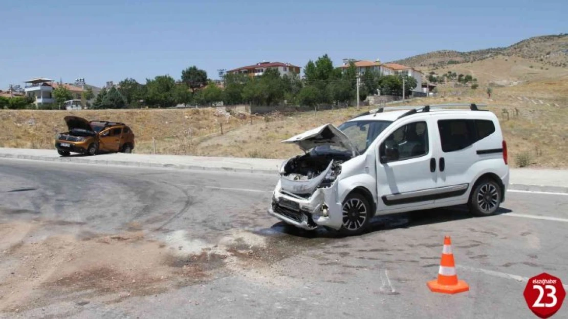 Yıldızbağları Mahallesinde Hafif Ticari Araç İle Otomobil Çarpıştı, 7 Yaralı