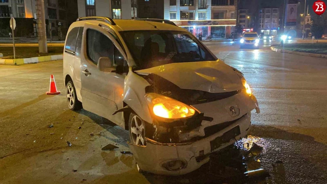 Elazığ'da Trafik Kazası: Polis Aracı ve Ticari Araç Çarpıştı, 4 Yaralı