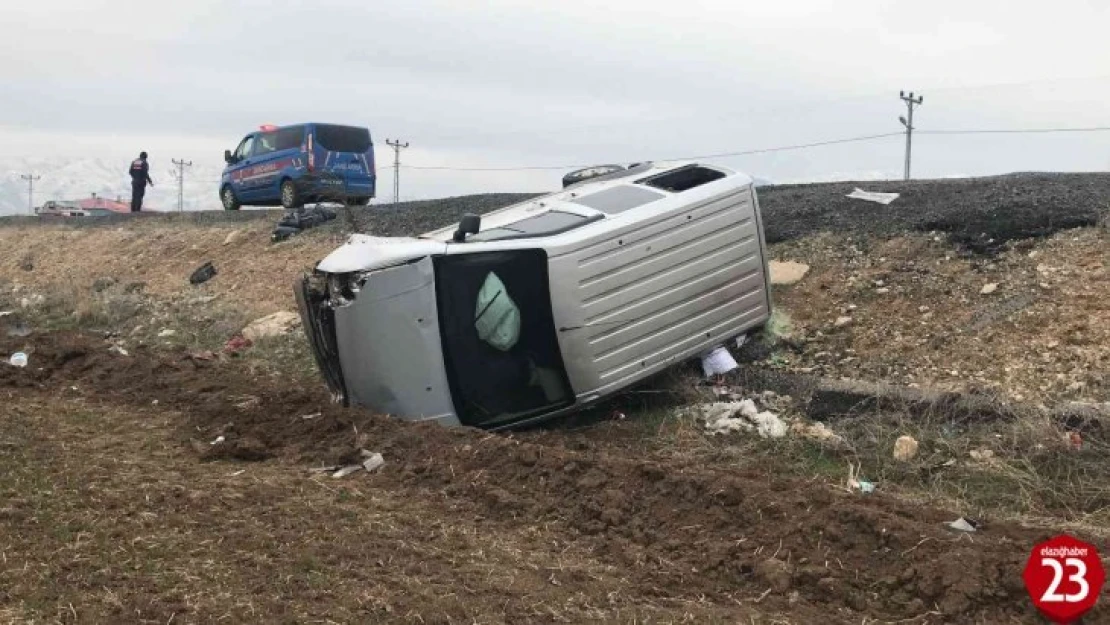 Elazığ'da hafif ticari araç şarampole yuvarlandı: 4 yaralı