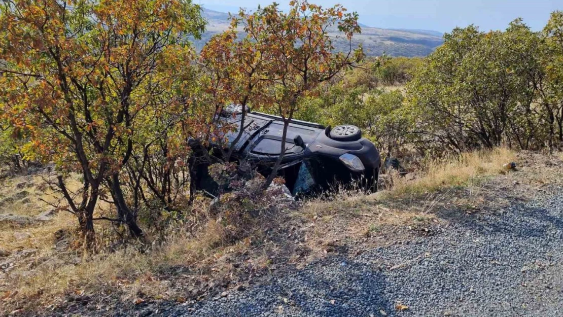 Elazığ'da hafif ticari araç şarampole yuvarlandı: 3 yaralı