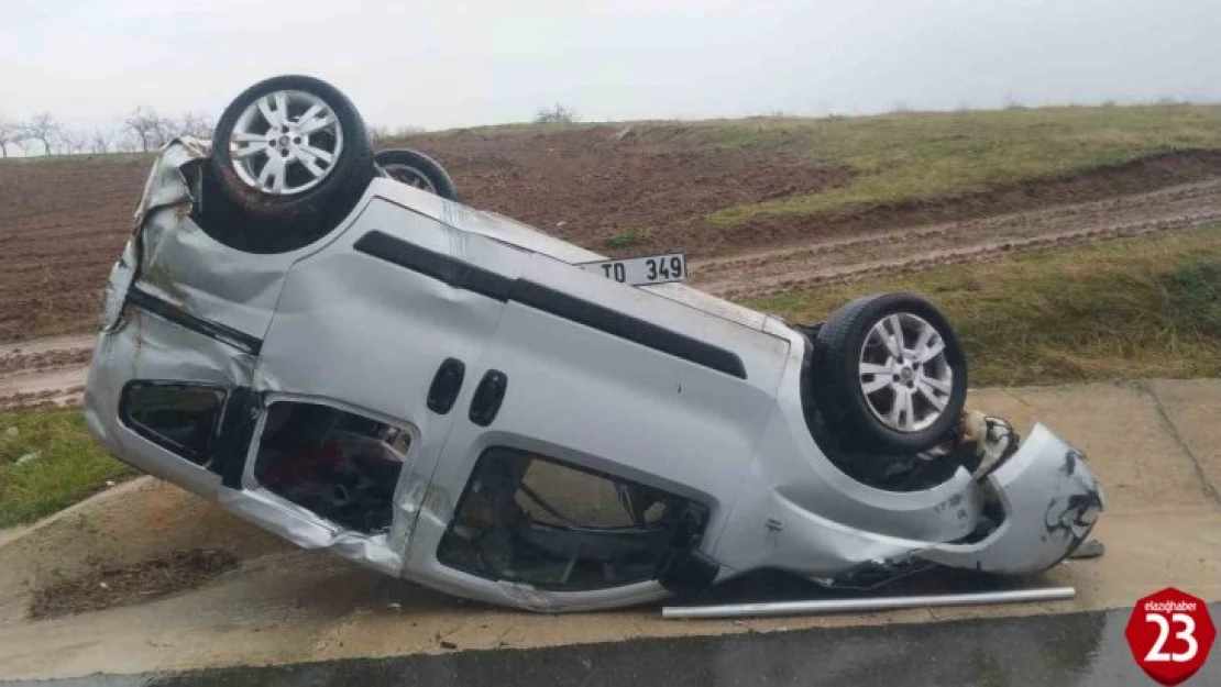 Elazığ'da hafif ticari araç takla attı: 3 yaralı