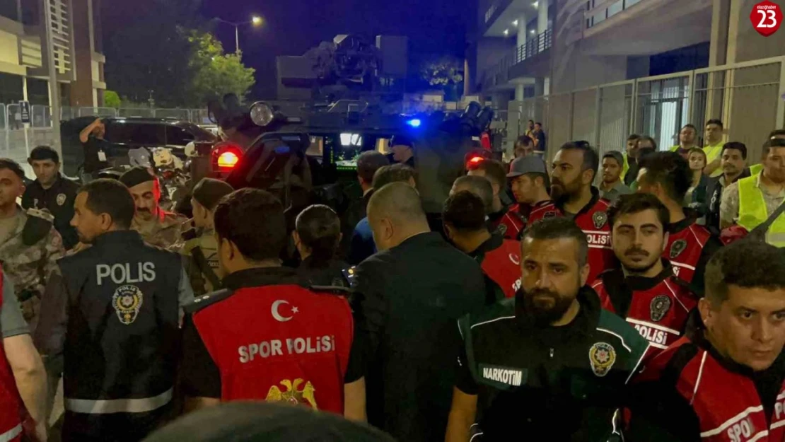 Elazığ'da hakem ve futbolcular zırhlı araçlarla staddan ayrıldı