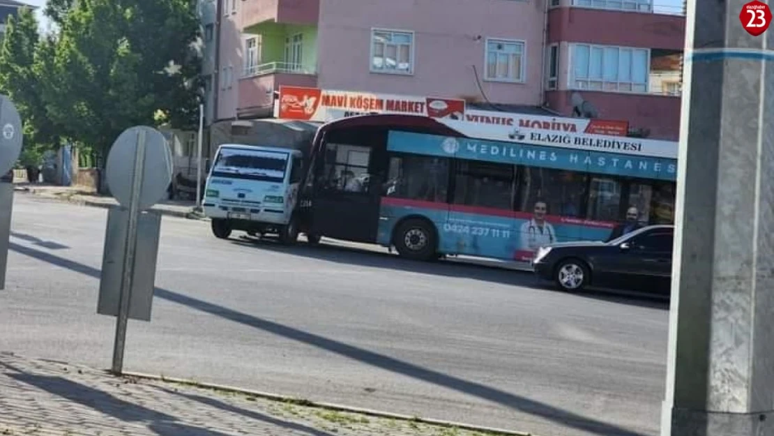 Halk Otobüsü Pikapla Çarpıştı, 9 Kişi Yaralandı !