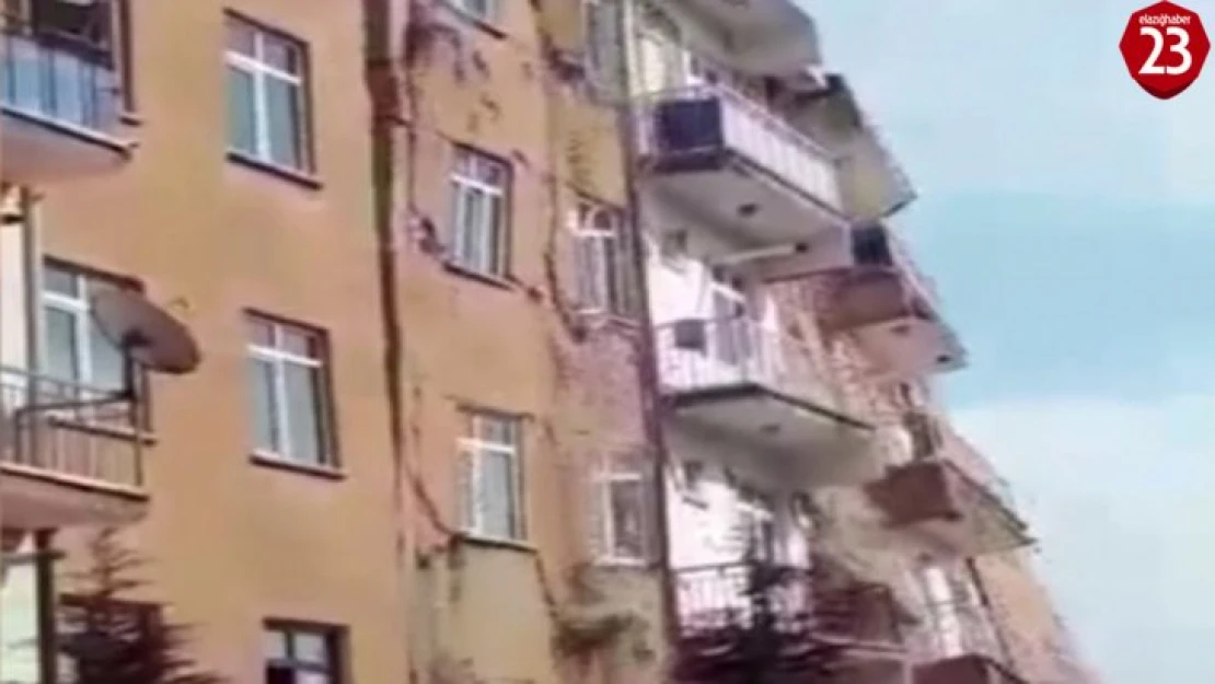 Elazığ'da hasarlı bina böyle yıkıldı