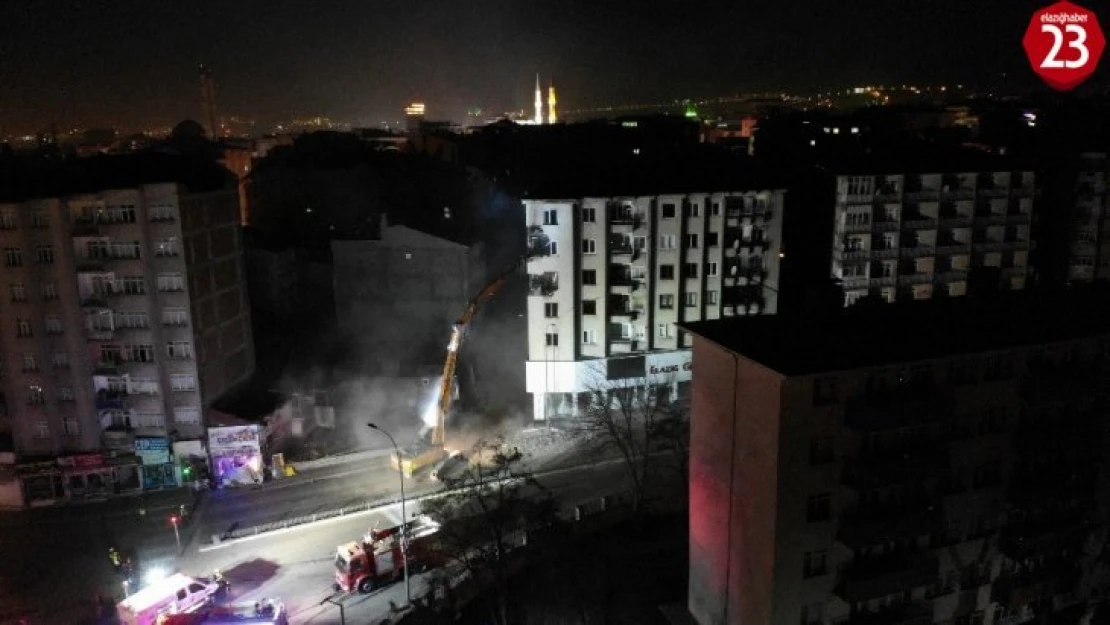 Elazığ'da hasarlı binada yıkım çalışmaları başladı