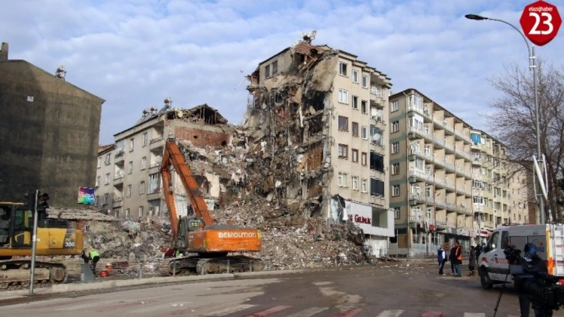 Elazığ'da hasarlı binalarda yıkım çalışmaları sürüyor