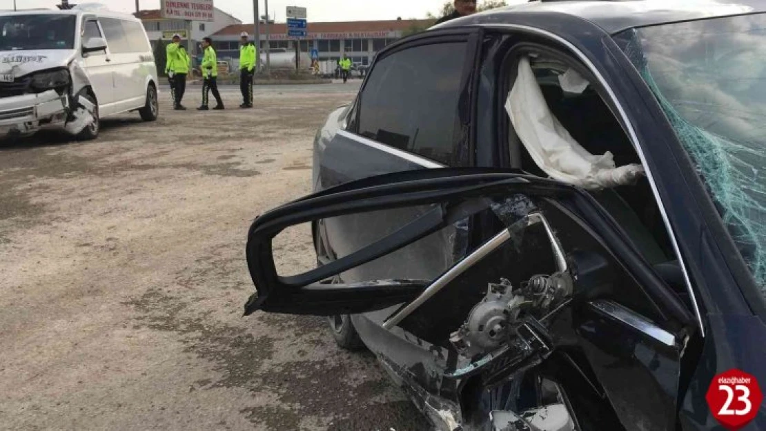 Elazığ'da İki Araç Çarpıştı, 5 Yaralı