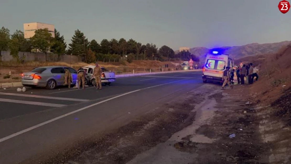 Elazığ'da iki otomobil çarpıştı: 8 yaralı