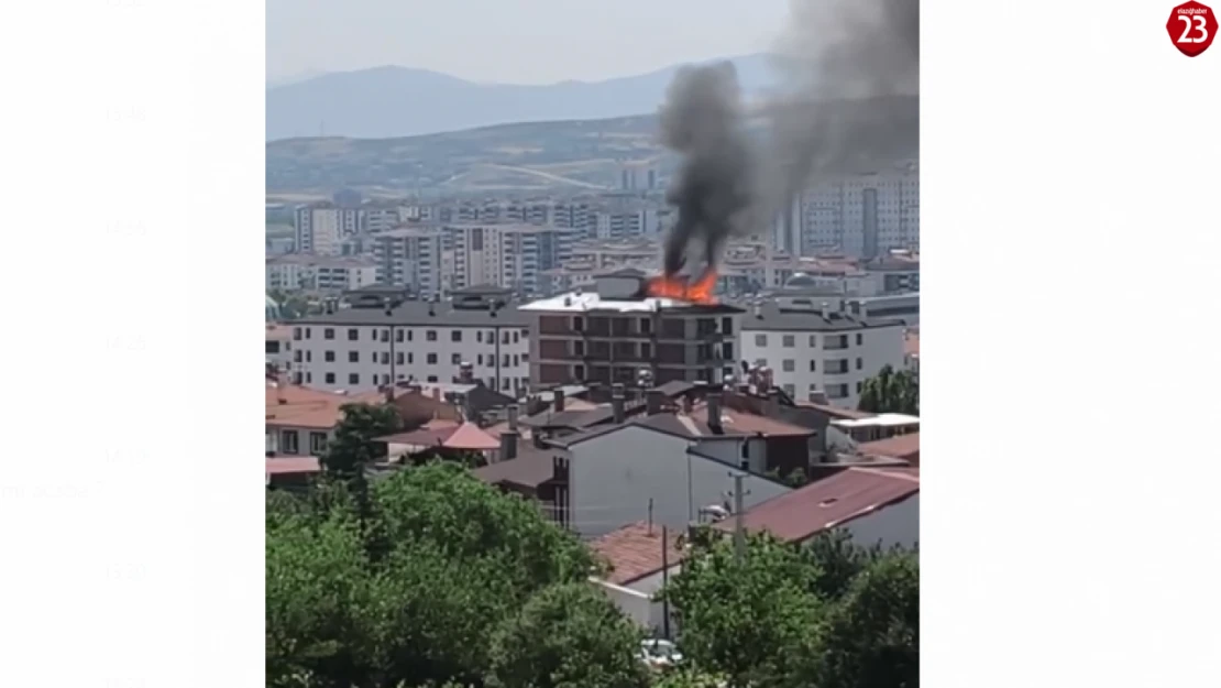 Elazığ'da İnşaat Halindeki Binada Çatı Yangını: İtfaiye Hızla Söndürdü