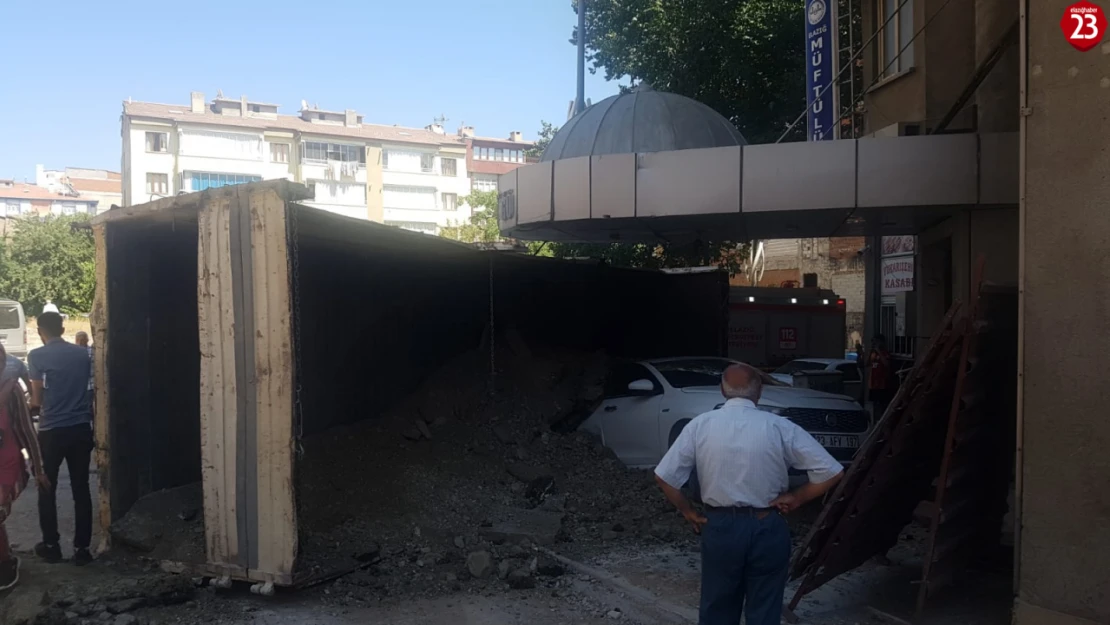 Elazığ'da İnşaat Kamyonu Kaldırımdaki Aracın Üzerine Devrildi