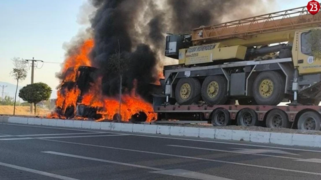 Elazığ'da iş makinesi yüklü tır, alev topuna döndü