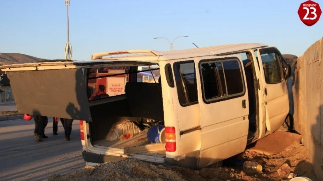 Elazığ'da işçi servisi beton bloka çarptı: 9 yaralı