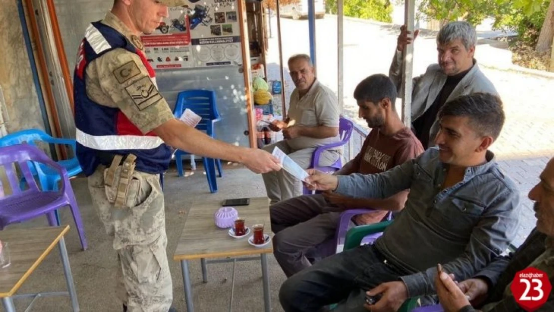 Elazığ'da jandarma ekipleri, vatandaşları suda boğulmalara karşı bilgilendirdi