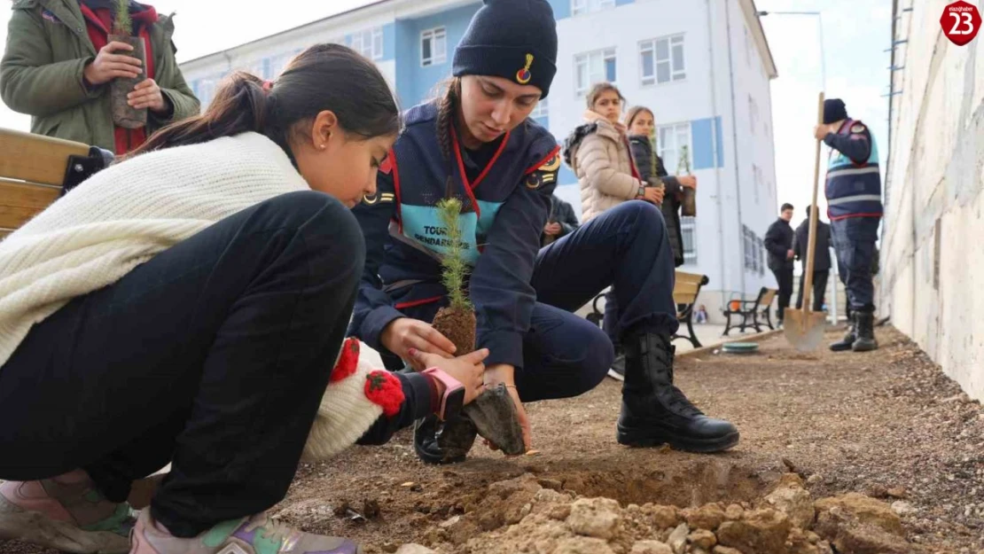 Elazığ'da jandarmadan Çocuk Hakları Gününde örnek davranış