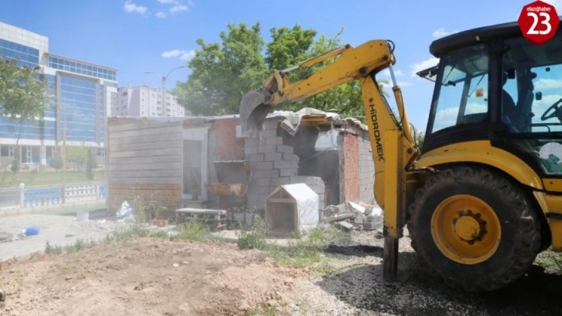 Elazığ'da kaçak yapılar yıkıldı