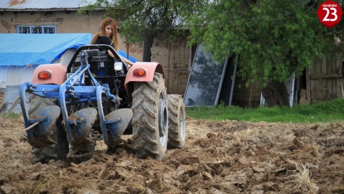 Elazığ'da kadın muhtar yaşlı ve hastaların evladı gibi oldu