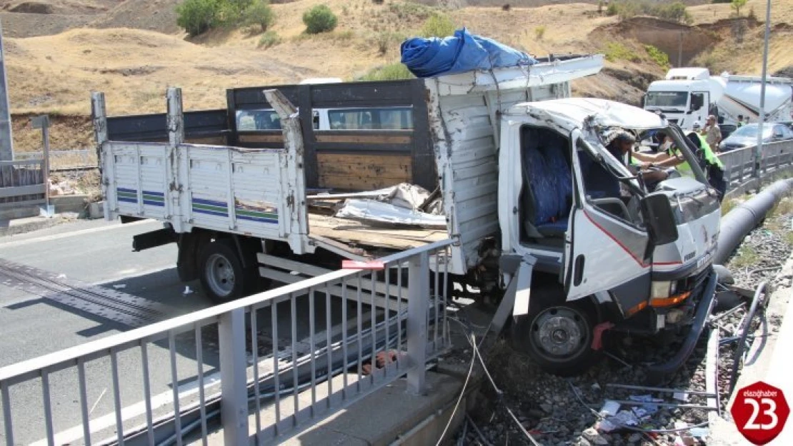 Gülüşkür Köprüsünde Kamyon Bariyerlere Çarptı, 1 Ölü