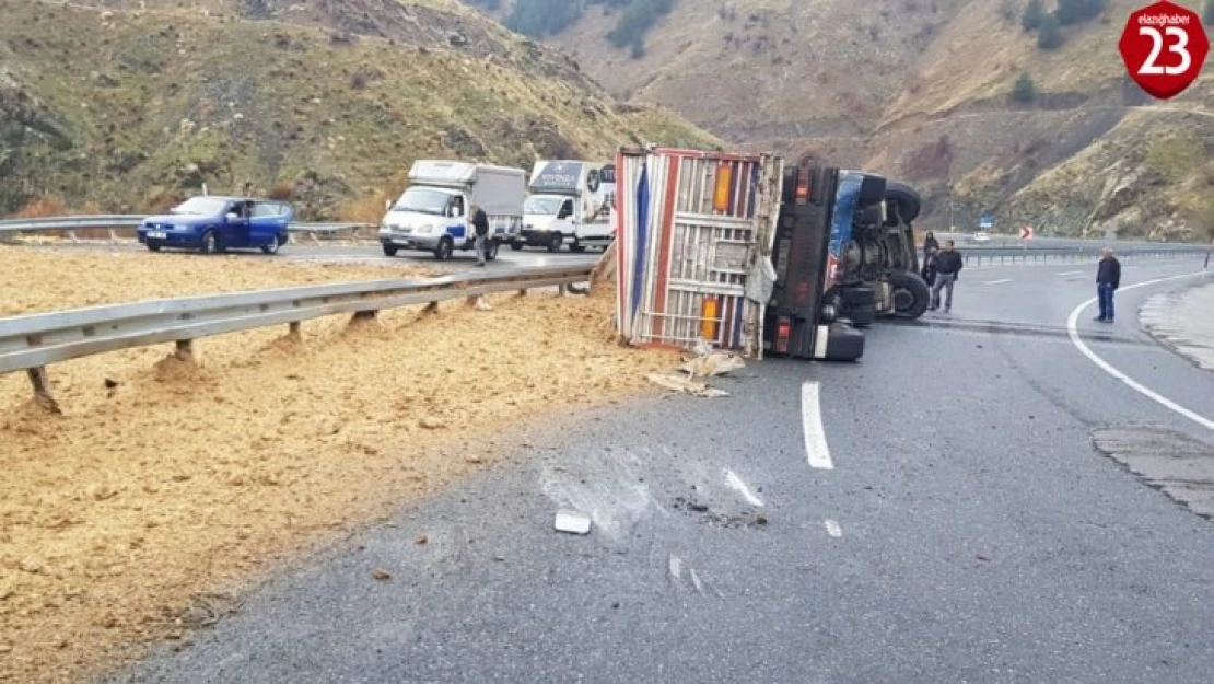 Elazığ'da kamyon devrildi: 1 ölü