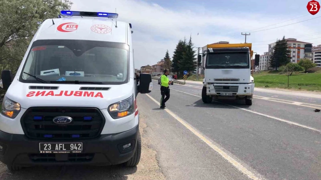 Elazığ'da Kamyon ile Otomobil Çarpıştı: Araç Bahçeye Uçtu, 1 Yaralı