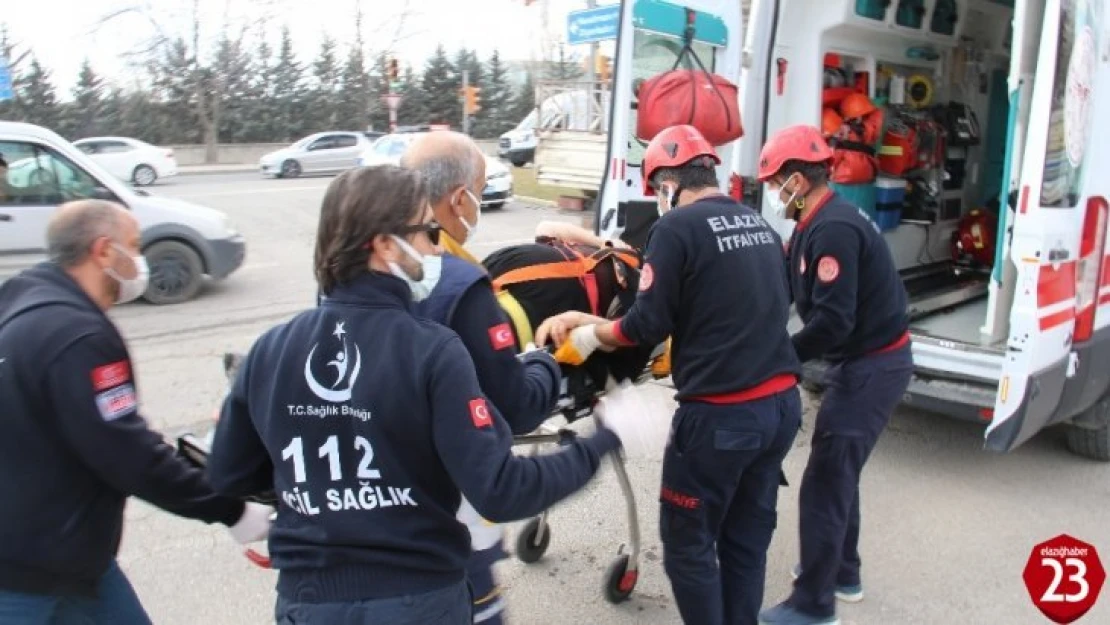 Elazığ'da kamyonet ile minibüs çarpıştı: 8 yaralı