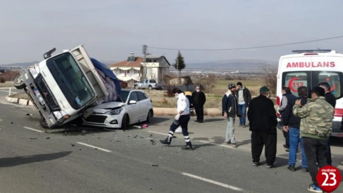 Elazığ'da kamyonet, otomobilin üzerine devrildi:2 yaralı