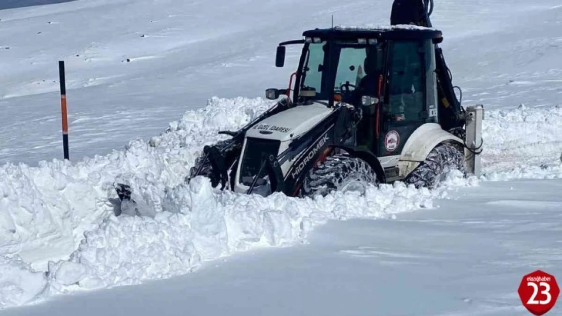 Elazığ'da Kar Yağışı Nedeniyle Kapalı Olan Köy Yolları Ulaşıma Açıldı