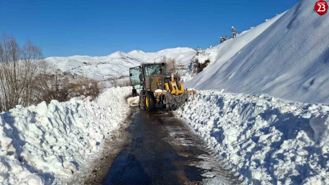 Elazığ'da kapalı köy yollarının açılması için çalışmalar sürüyor