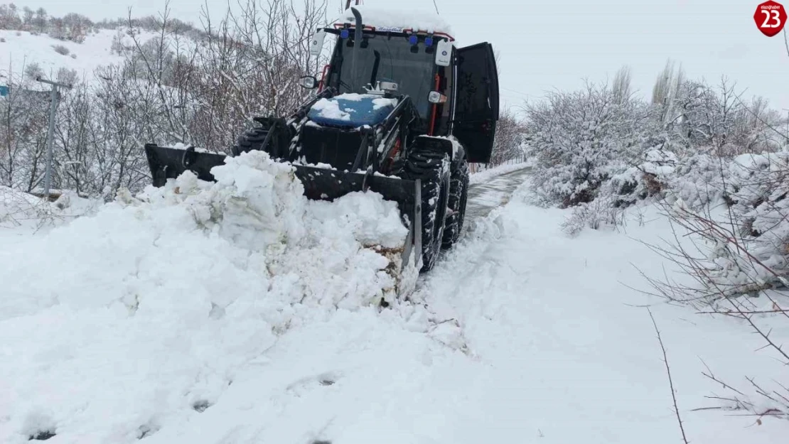 Elazığ'da Kar Yağışı! 293 Köy Yolunda Ulaşım Kapandı, Çalışmalar Sürüyor