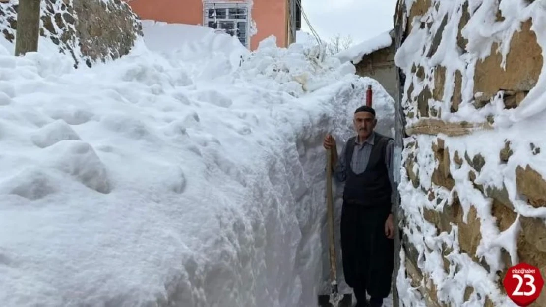 Elazığ'da kar kalınlığı 2 buçuk metreyi buldu, komşularına gitmek için tünel açtılar