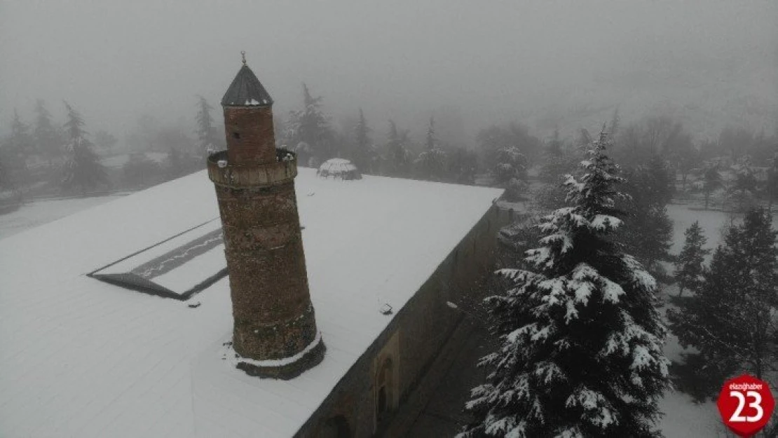 Elazığ'da kar ve sis altındaki tarihin eşsiz manzarası