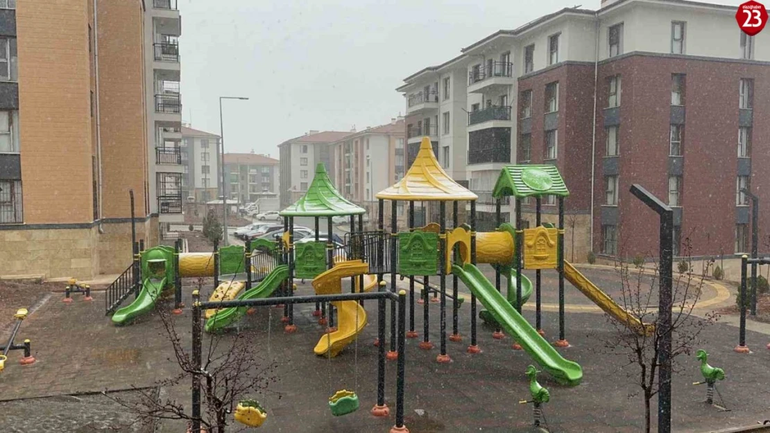 Elazığ'da Kar Yağışı Etkisini Gösterdi: Meteoroloji'den Uyarı