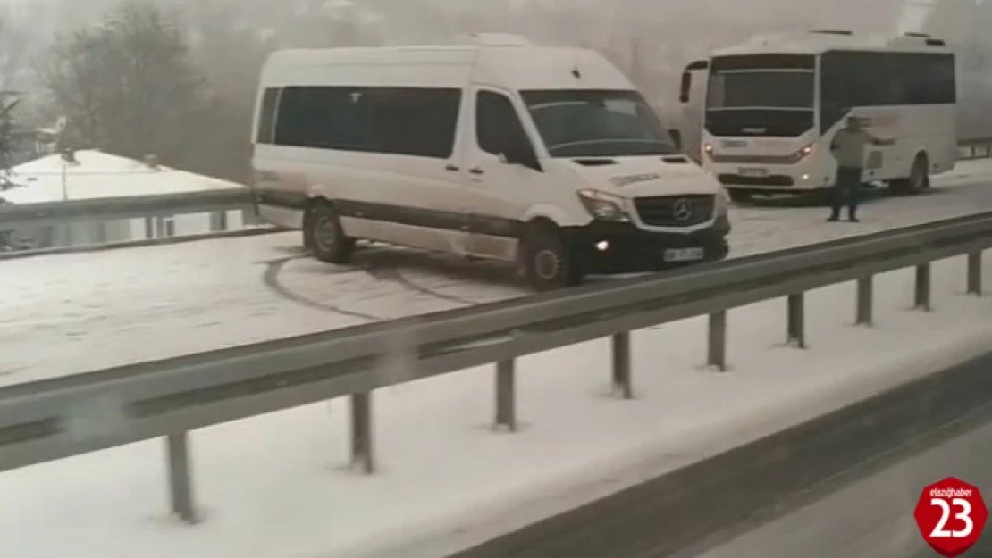 Elazığ'da Kar Yağışı Sonrası Araçlar Yolda Kaldı