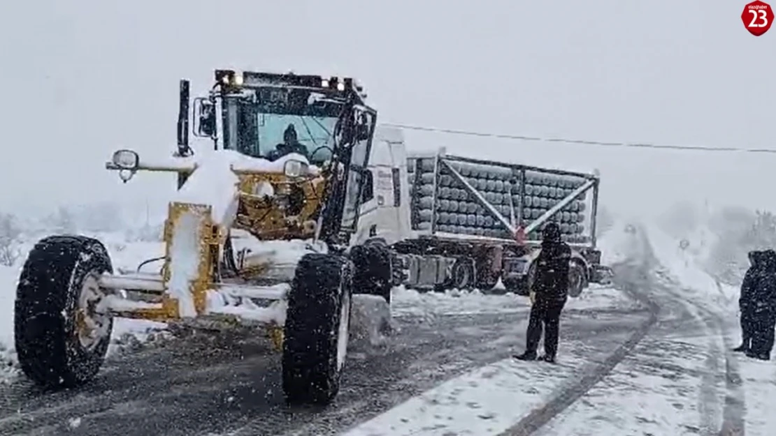 Elazığ'da Kar Yağışı Tırlara Zor Anlar Yaşattı! İl Özel İdaresi Ekipleri Kurtardı