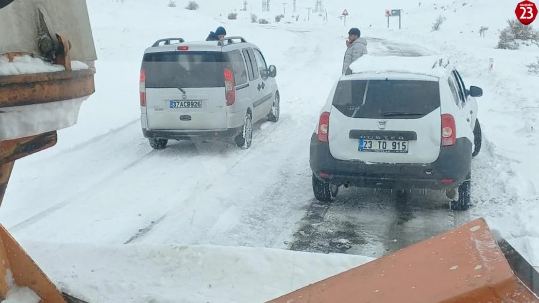 Elazığ'da Kar Esareti! Yolda Mahsur Kalan Araçlar Kurtarıldı