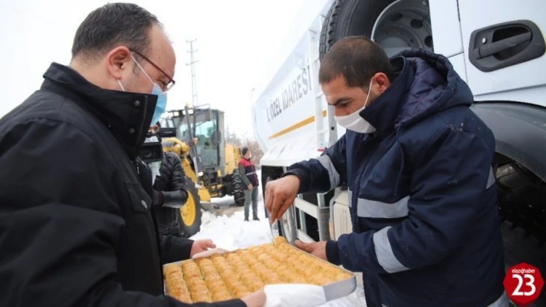 Elazığ'da karla mücadele ekiplerine validen baklavalı ziyaret