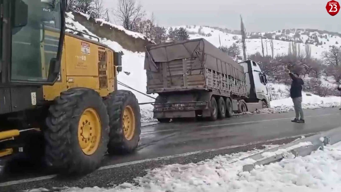 Elazığ'da karlı yolda kayarak yoldan çıkan tırı, ekipler kurtardı