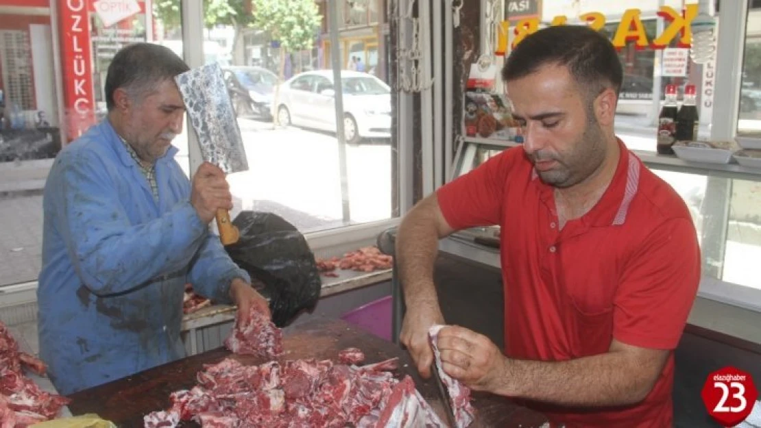 Elazığ'da Kasapların Kıyma Mesaisi