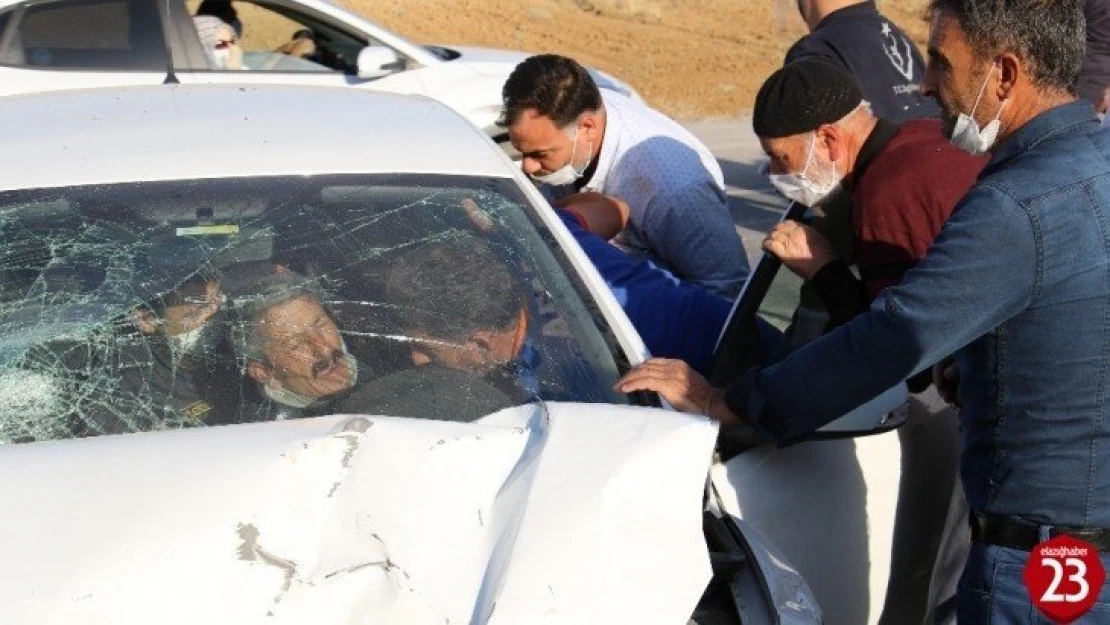 Elazığ'da kazada araçta sıkışan 4 yaralı için ekipler seferber oldu