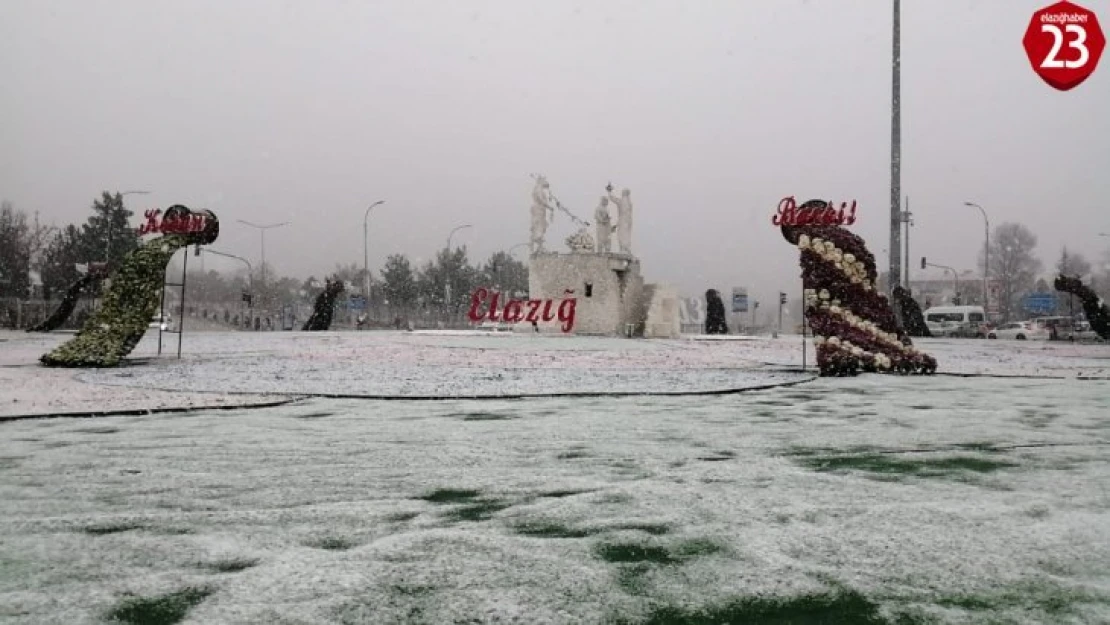 Elazığ'da Kent Merkezine Mevsimin İlk Karı Yağdı