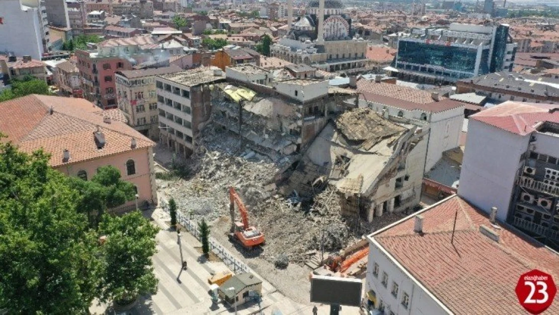 Elazığ'da Kent Meydanı için yıkım çalışması başlatıldı