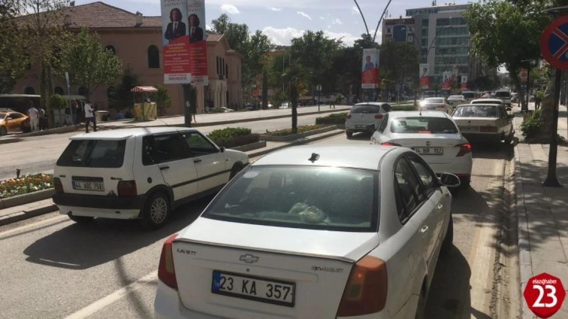 Elazığ'da kısıtlama ile yaya yoğunluğu azaldı, araç  yoğunluğu dikkat çekti