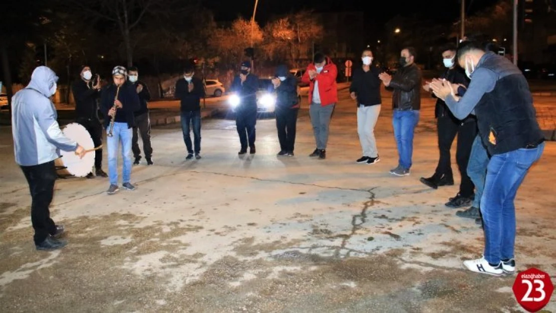 Elazığ'da klarnetli, davullu sosyal mesafeli sahur halayı