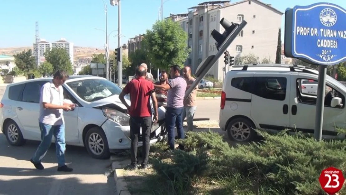 Abdullahpaşa Mahallesinde Kontrolden Çıkan Otomobil Önce Araca Ardından Trafik Işığına Çarptı