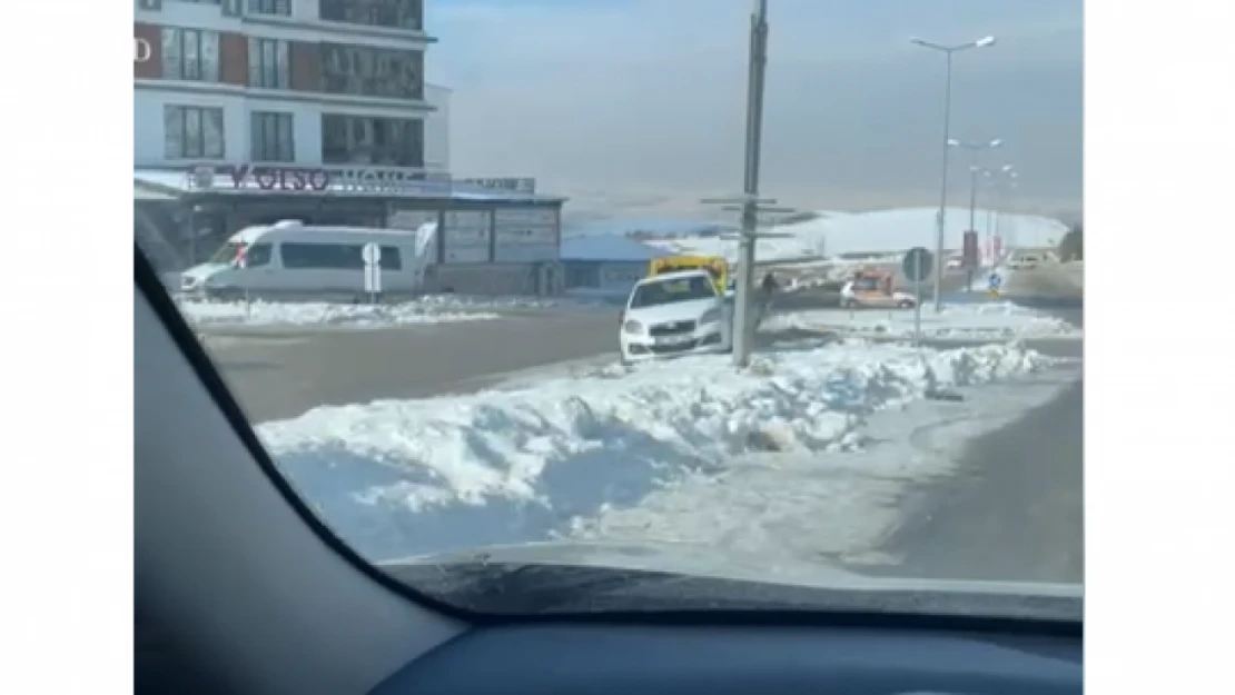 Elazığ'da Kontrolden Çıkan Otomobil Orta Refüje Çıktı